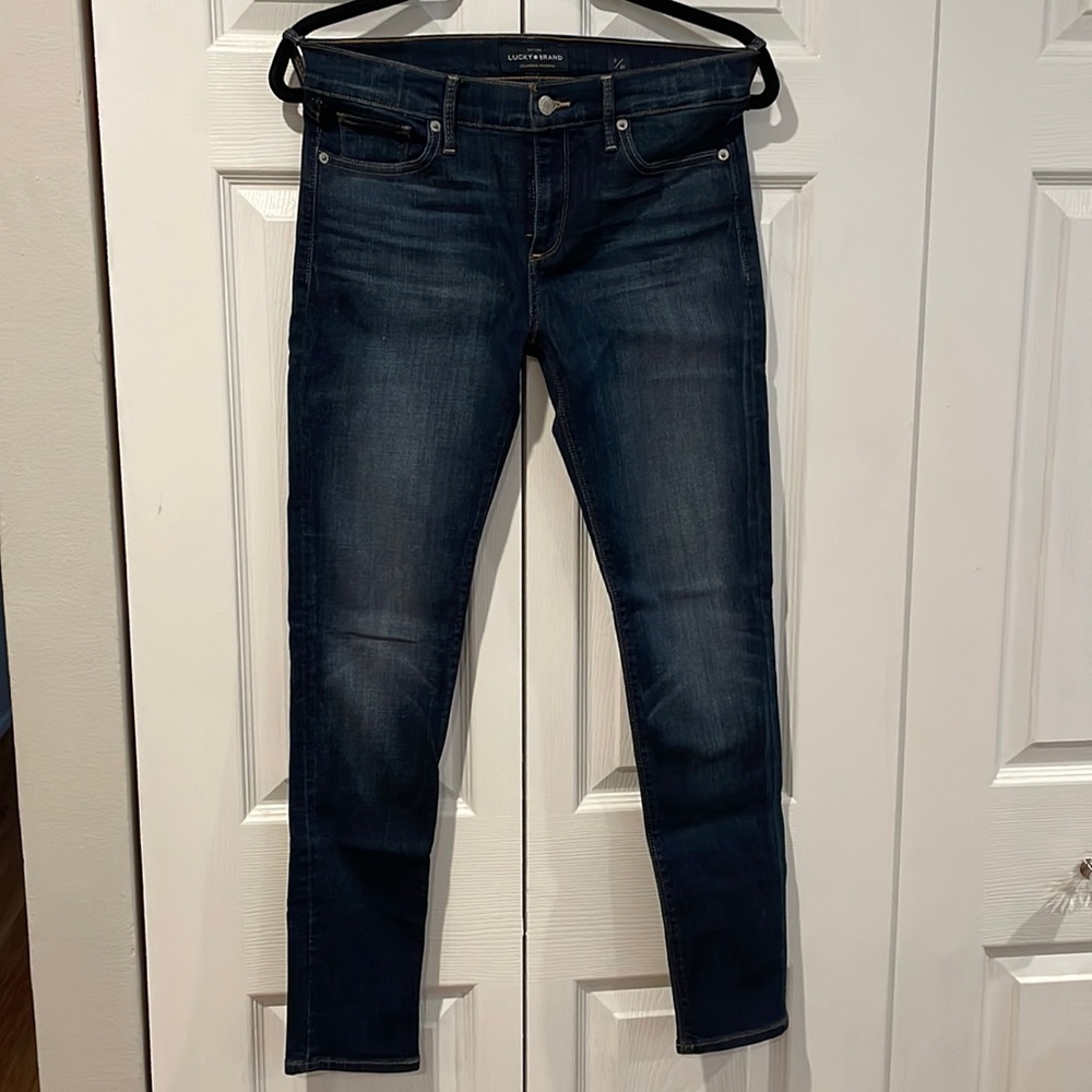Size 2/26. Lucky Brand Brooke Legging Jeans Dark Wash Skinny Straight Leg.